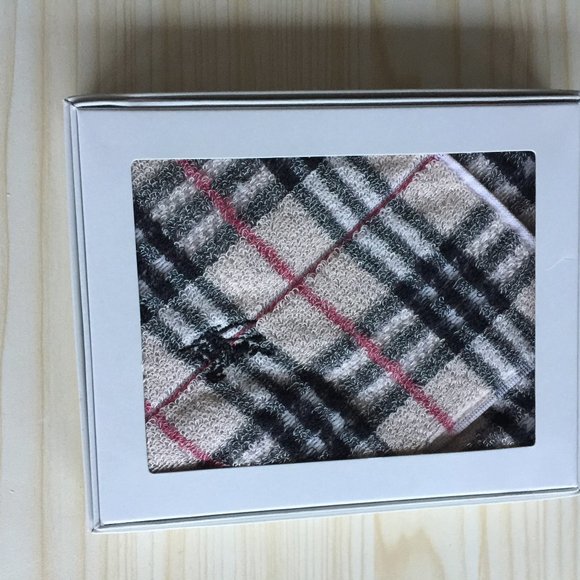NWT 100% Authentic Burberry hand towel - Picture 1 of 4